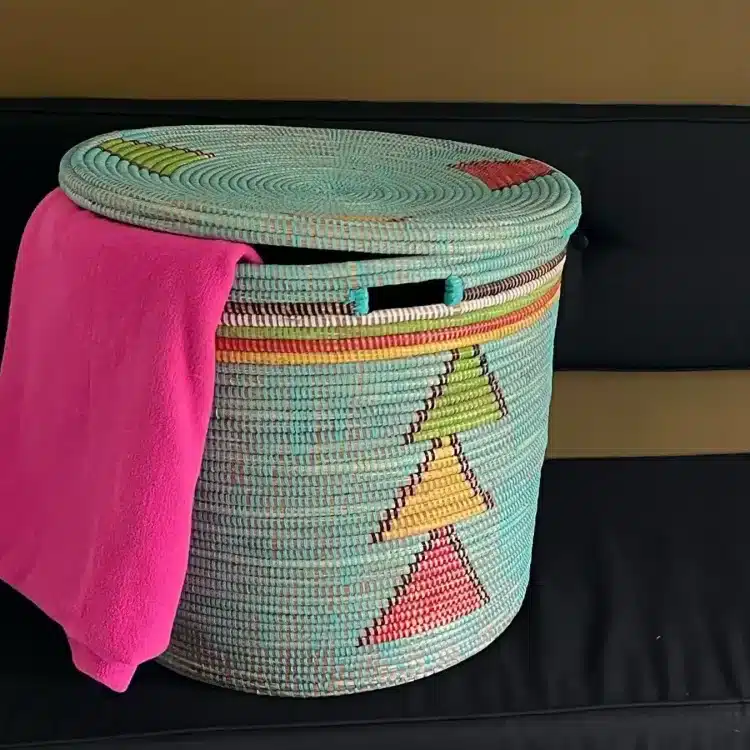 Sfeerfoto van blauwe mand met roze deken