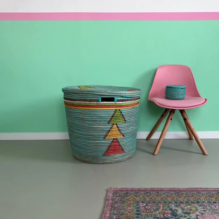 Sfeerfoto van een mand op een kinderkamer