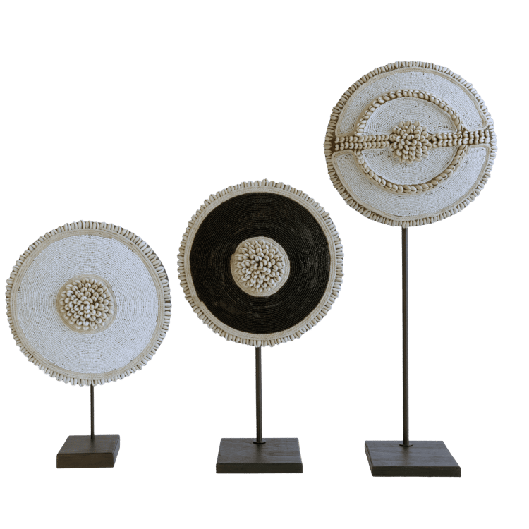 groepje van 3 schilden op standaard