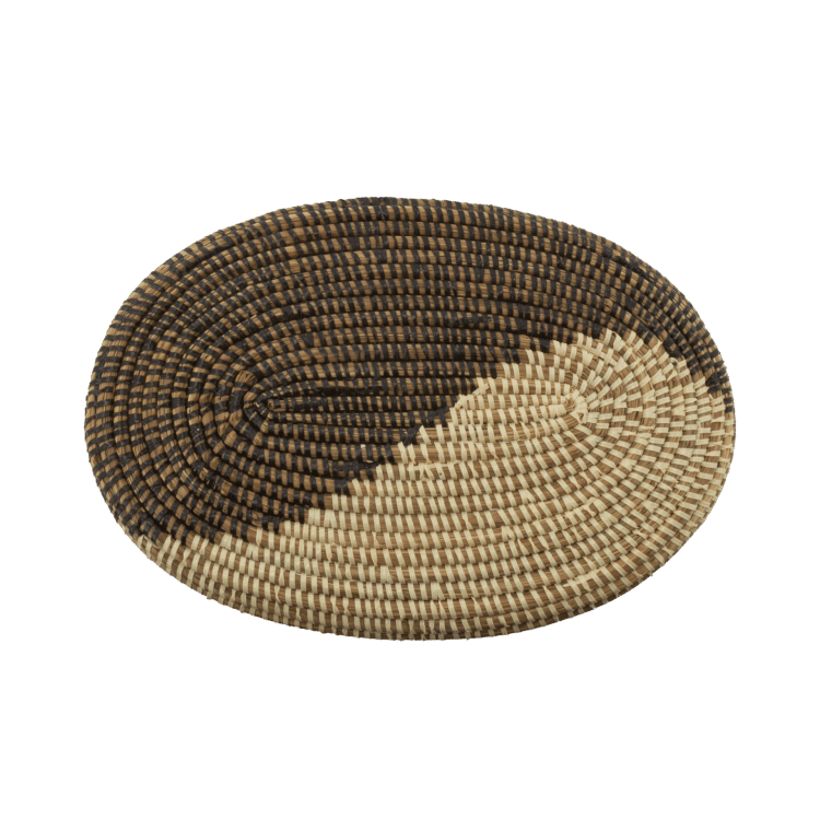 Bovenaanzicht van ovale mand met motief