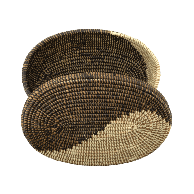 Bovenaanzicht van ovale mand met motief