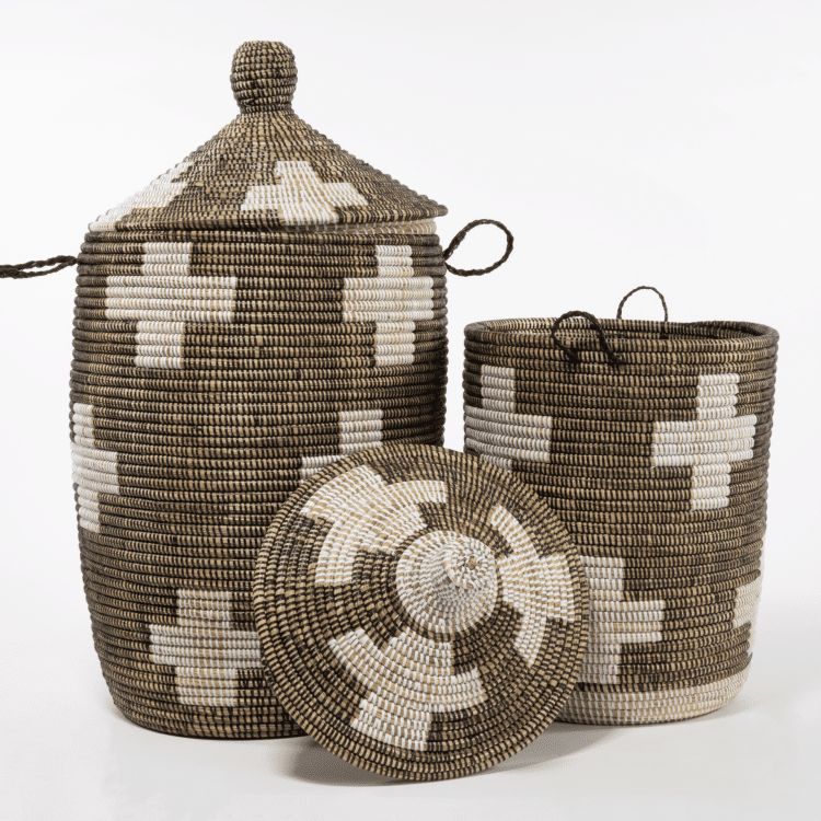 Set bruine rieten manden met Croix motief