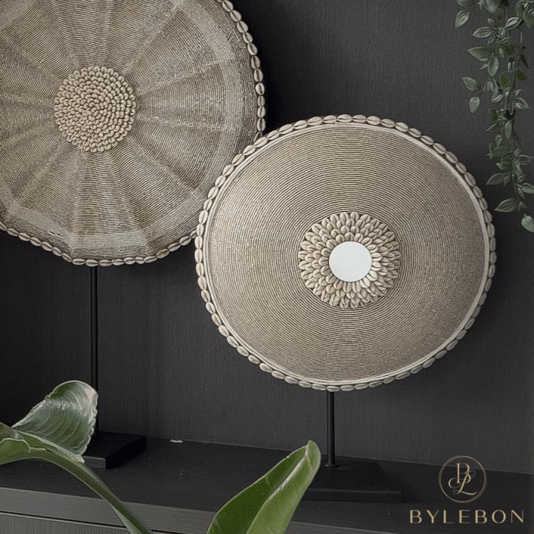 Foto van twee beaded shields