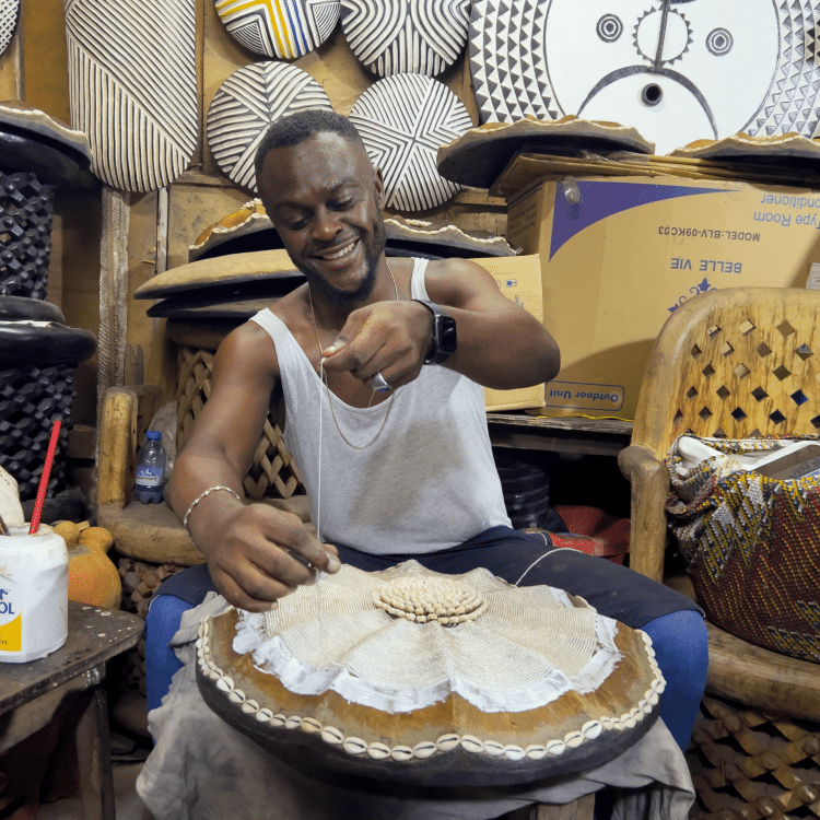 Kunstenaar Abil aan het werk met Beaded Shield