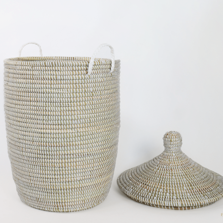 Rieten mand (65cm) met witte handvaten en deksel naast de mand