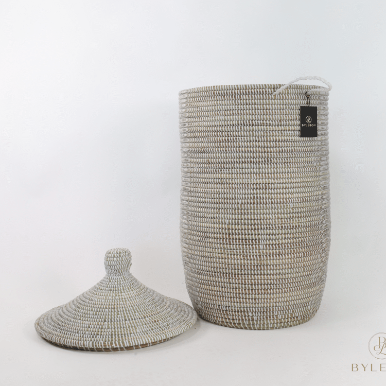 Witte rieten wasmand met puntdeksel handgemaakt in Senegal