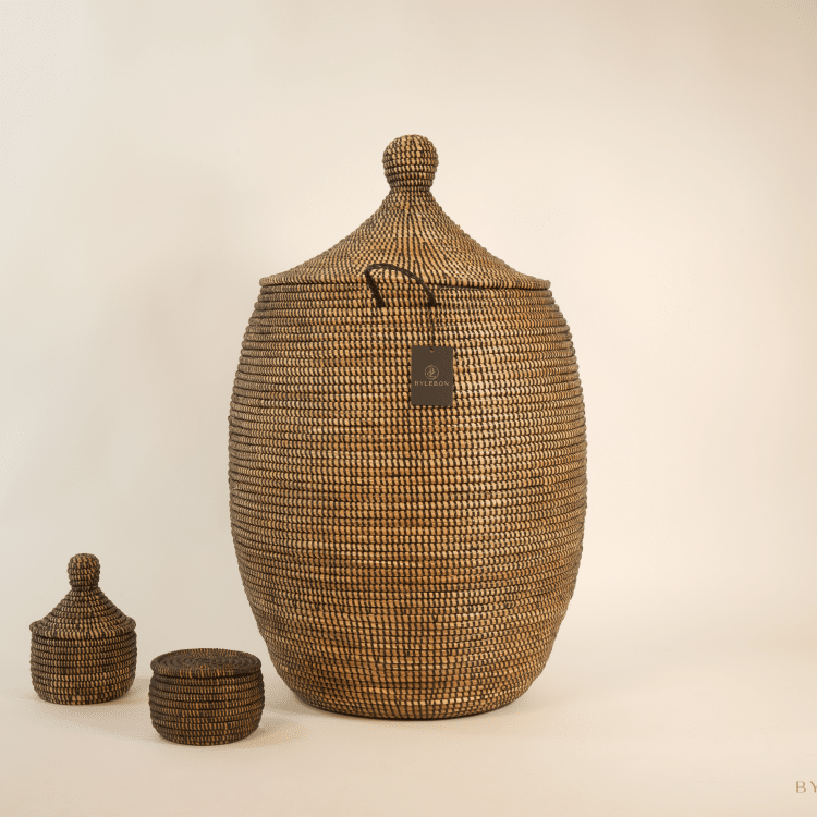 Handgemaakte bruine wasmand met deksel