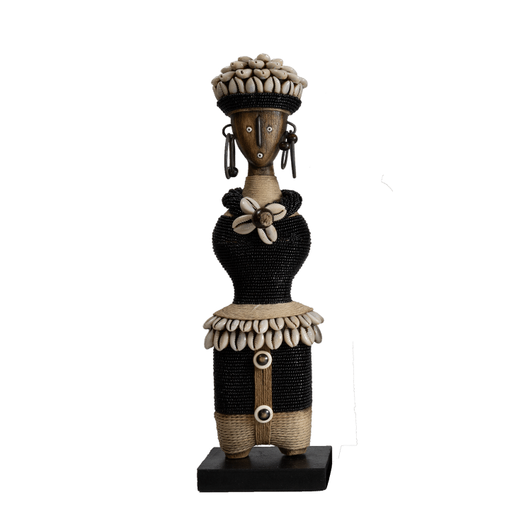 Namji Doll Eva Black met zwarte kralen, naturel touw en kaurischelpen