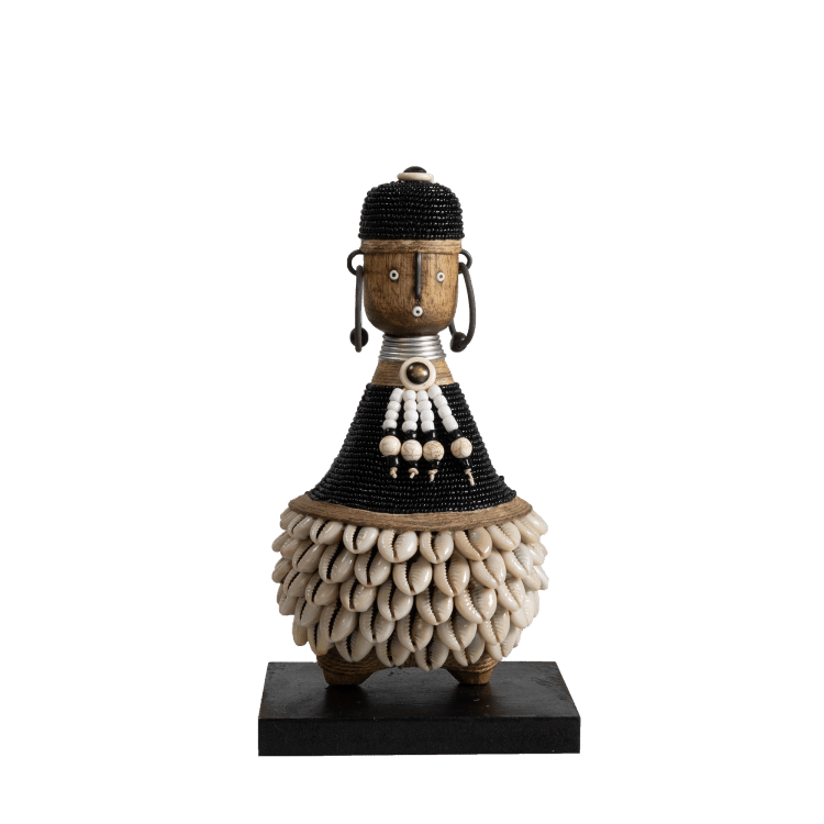 Namji Doll Zuri Black met zwarte en witte kralen en naturel schelpen