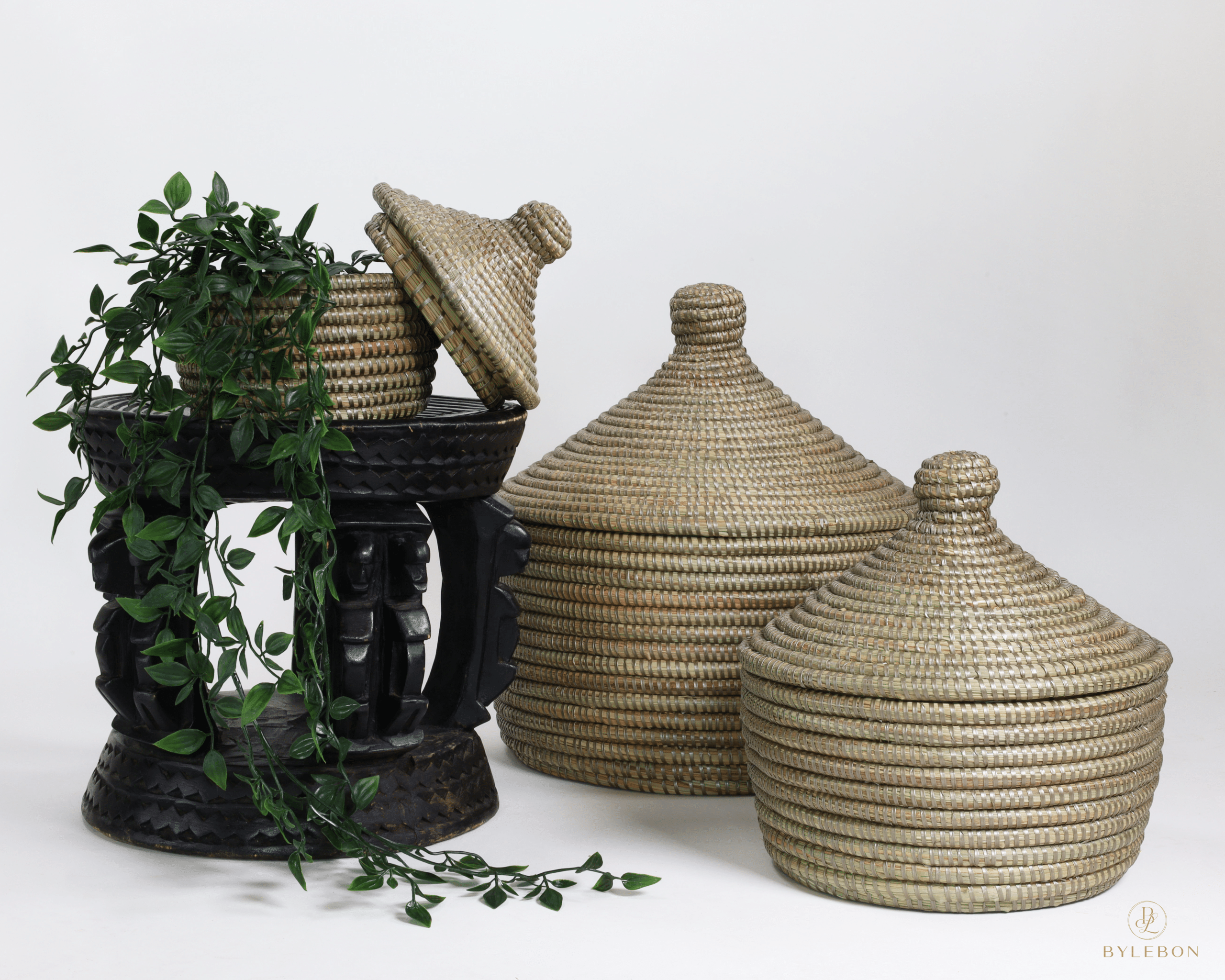 Set van 3 Tajine mandjes in champagnekleur, handgevlochten met puntdeksels in drie verschillende formaten.