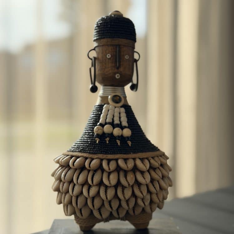 Namji Doll Zuri Black met zwarte en witte kralen en naturel schelpen