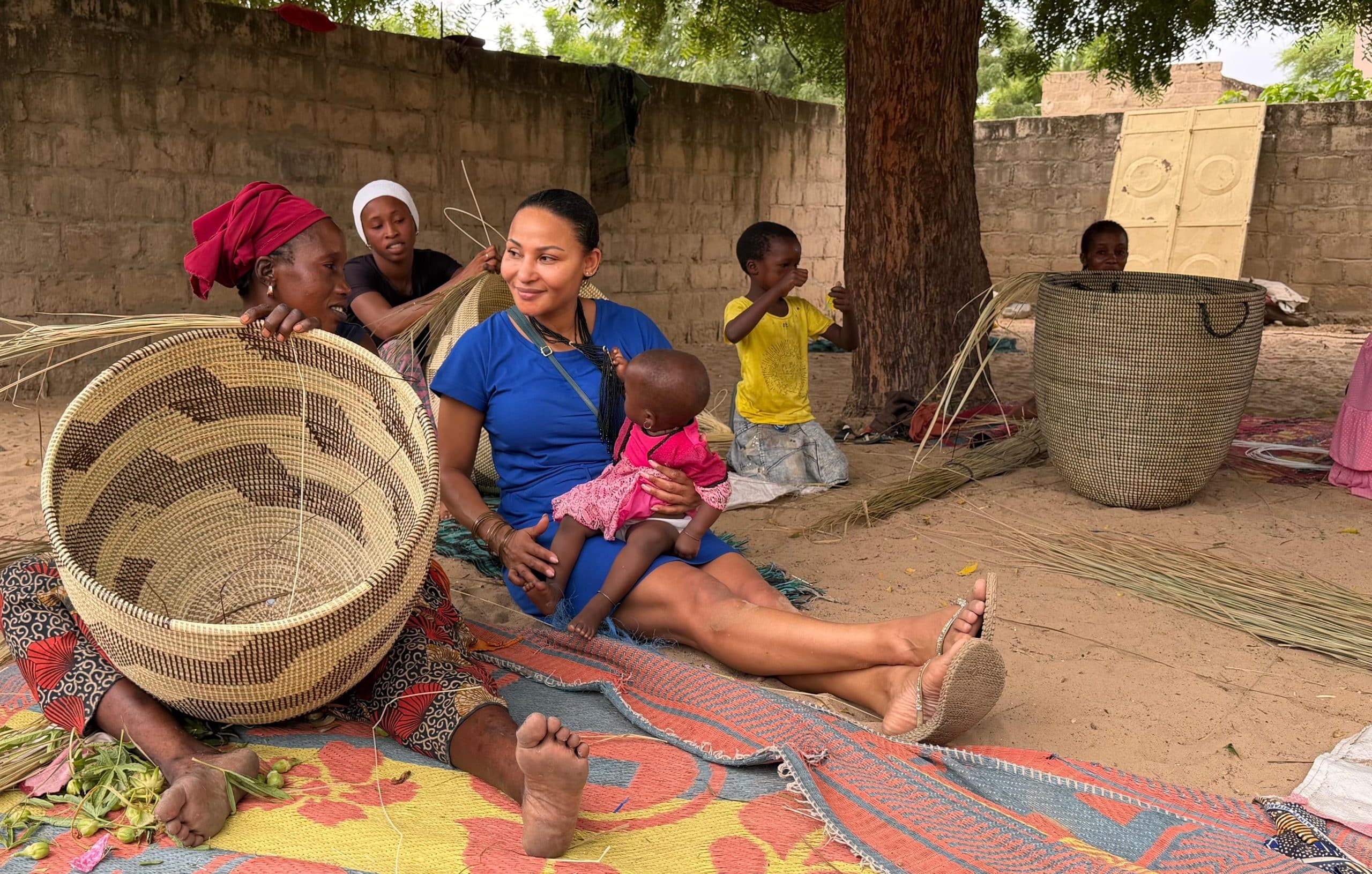 Senegalese ambachtslieden werken samen aan traditionele handgevlochten manden