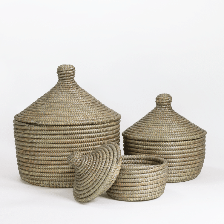 Set van 3 Tajine mandjes in champagnekleur, handgevlochten met puntdeksels in drie verschillende formaten.