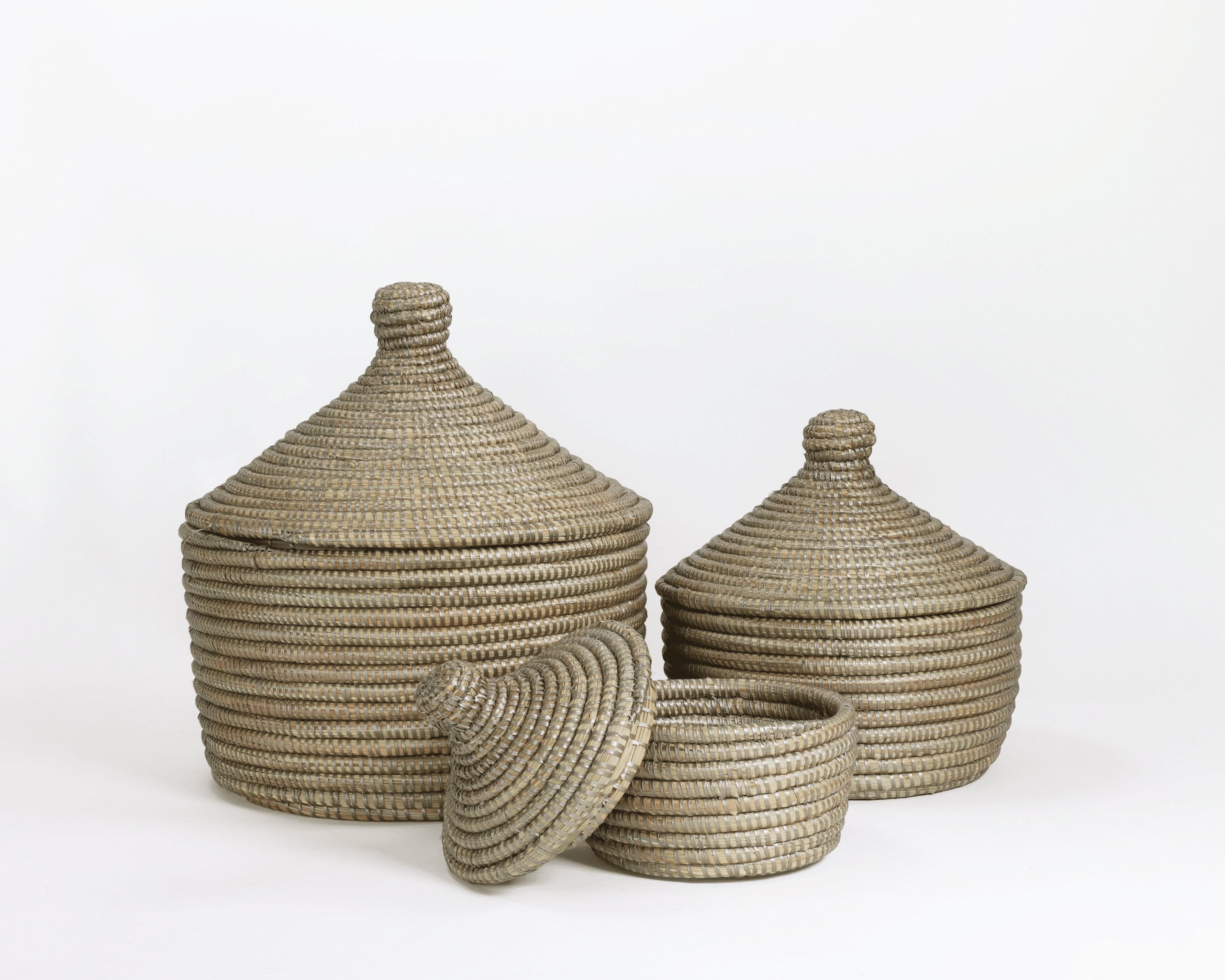 Set van 3 Tajine mandjes in champagnekleur, handgevlochten met puntdeksels in drie verschillende formaten.