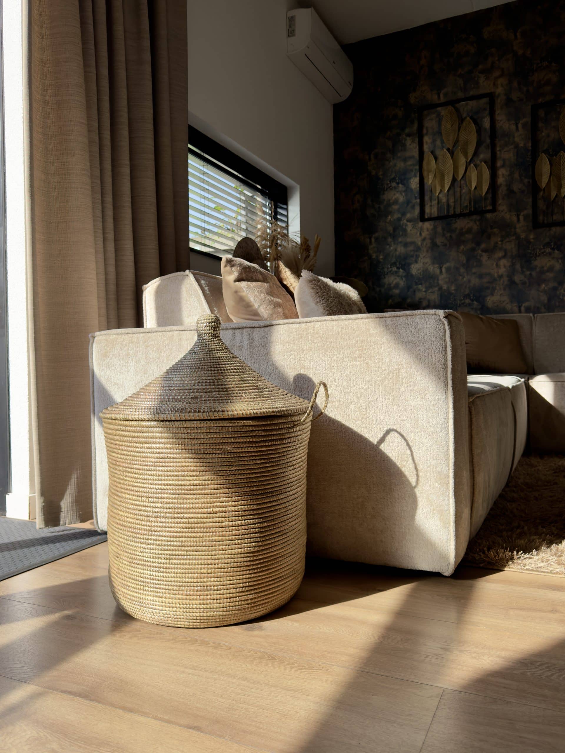 Grote handgevlochten Senegalese mand als sfeervol woonaccessoire in een interieur