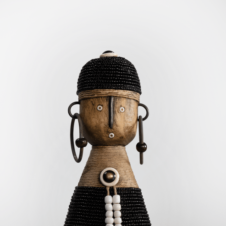 Namji Doll Naya man met zwarte kralen, kaurischelpen en naturel details