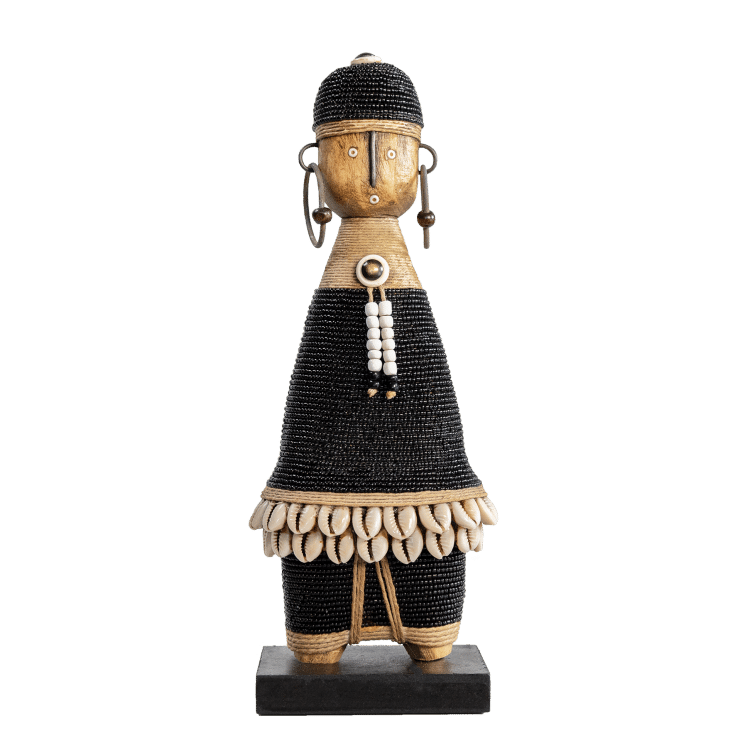 Namji Doll Naya man met zwarte kralen, kaurischelpen en naturel details