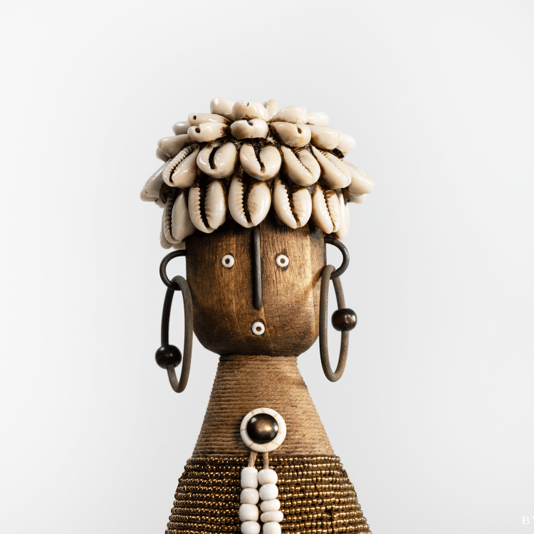 Namji Doll Naya vrouw met goudkleurige kralen, kaurischelpen en naturel details