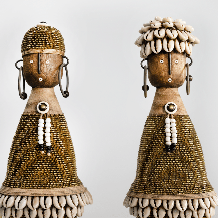 Namji Doll Naya vrouw met goudkleurige kralen, kaurischelpen en naturel details