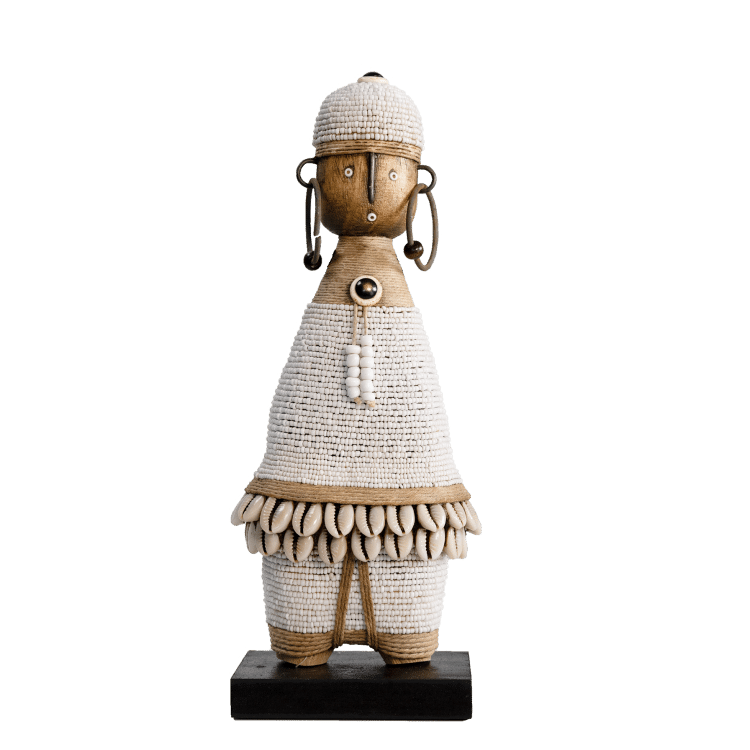Namji Doll Naya Man met witte kralen, kaurischelpen en naturel houten details