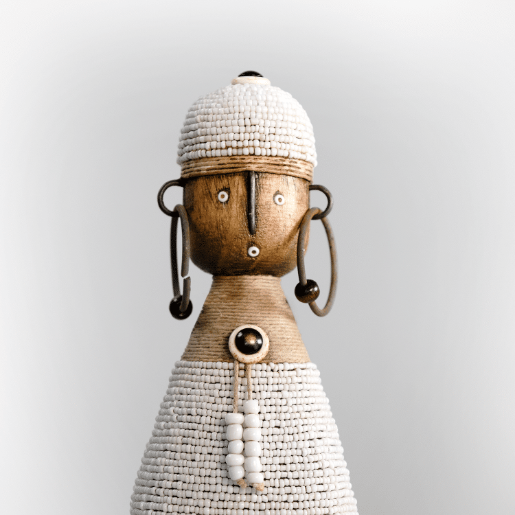 Namji Doll Naya Man met witte kralen, kaurischelpen