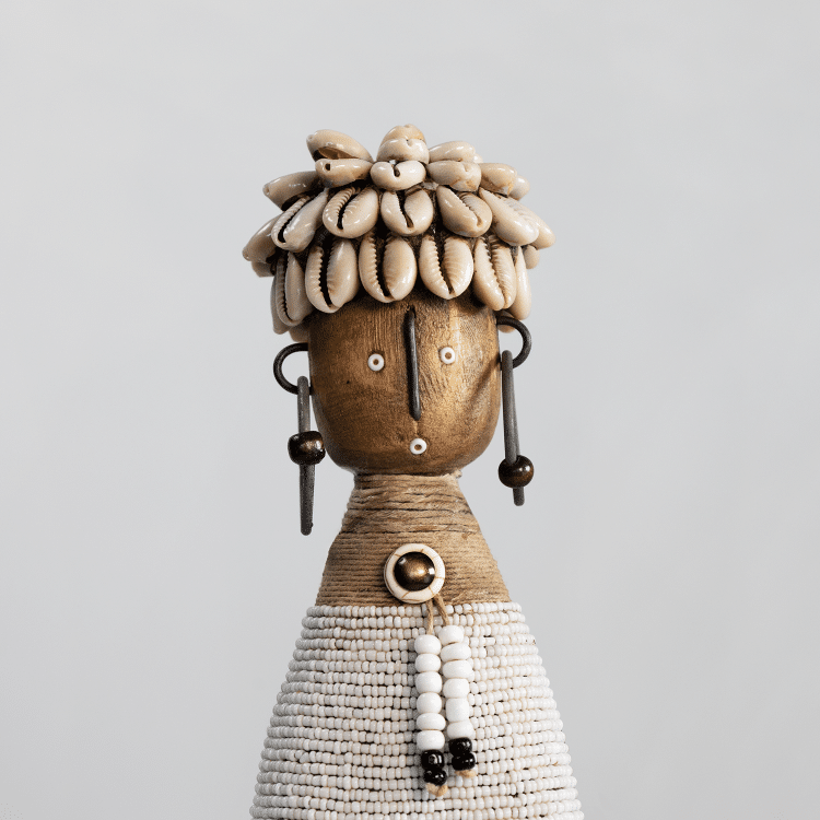 Namji Doll Naya Woman met witte kralen, kaurischelpen en naturel houten details