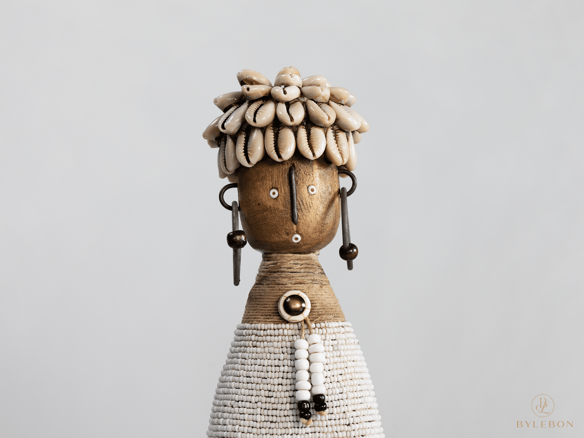 Namji Doll Naya Woman met witte kralen, kaurischelpen en naturel houten details