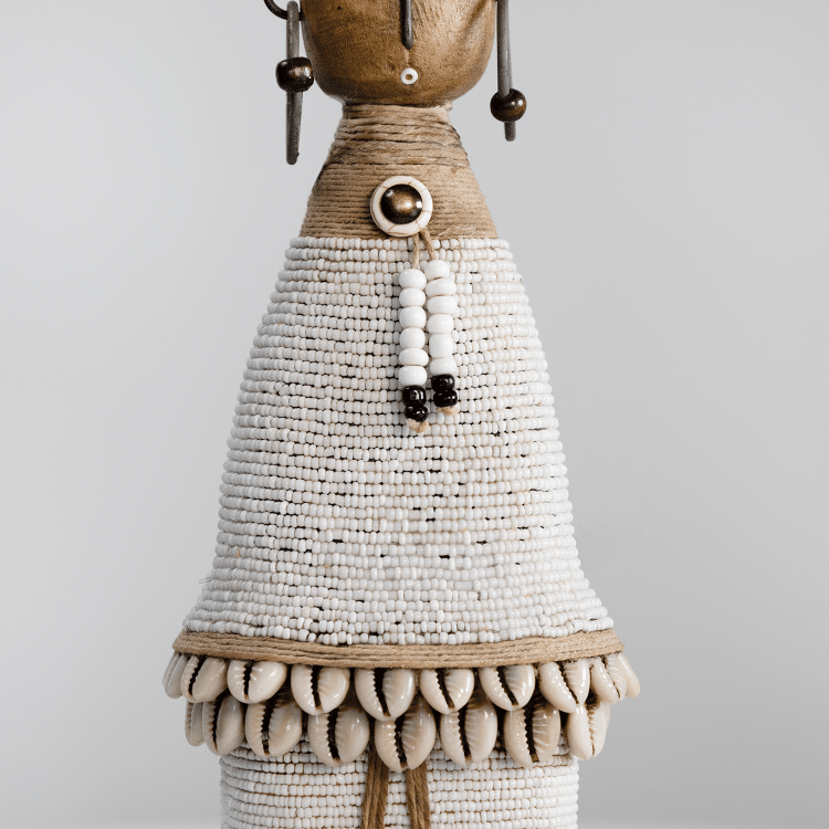 Namji Doll Naya Man met witte kralen, kaurischelpen en naturel houten details
