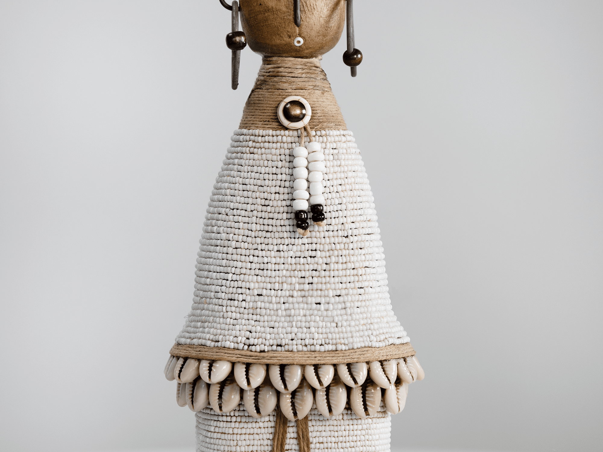 Namji Doll Naya Man met witte kralen, kaurischelpen en naturel houten details