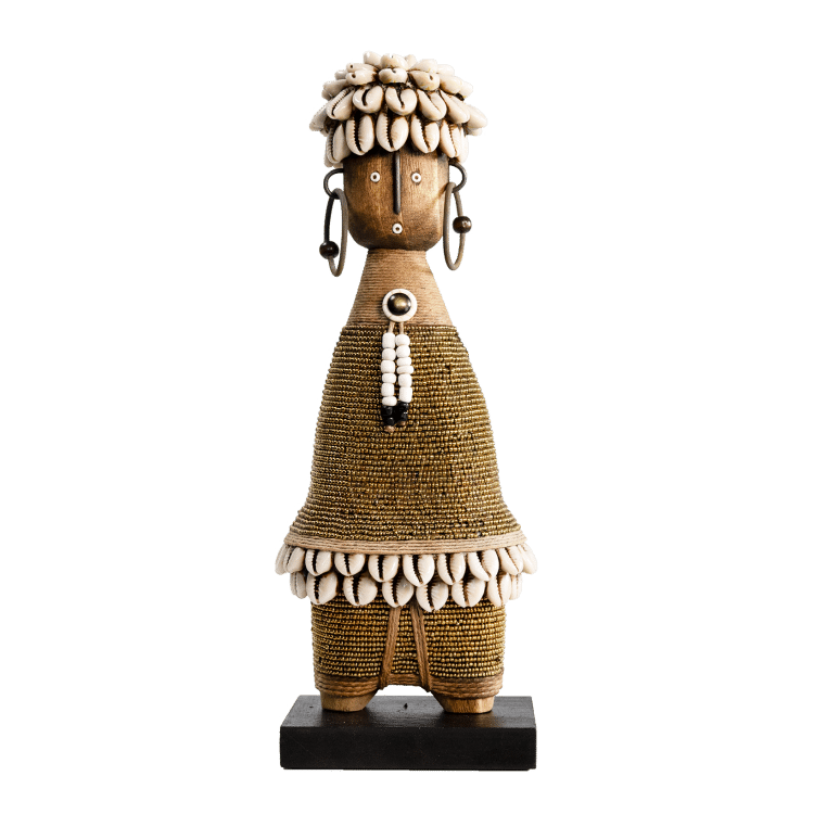 Namji Doll Naya vrouw met goudkleurige kralen, kaurischelpen en naturel details