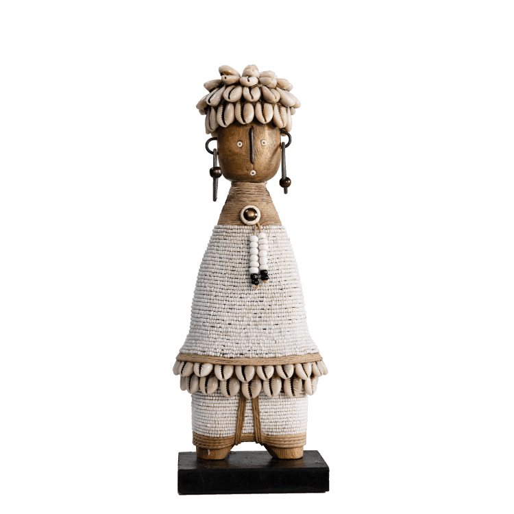 Namji Doll Naya Woman met witte kralen, kaurischelpen en naturel houten details