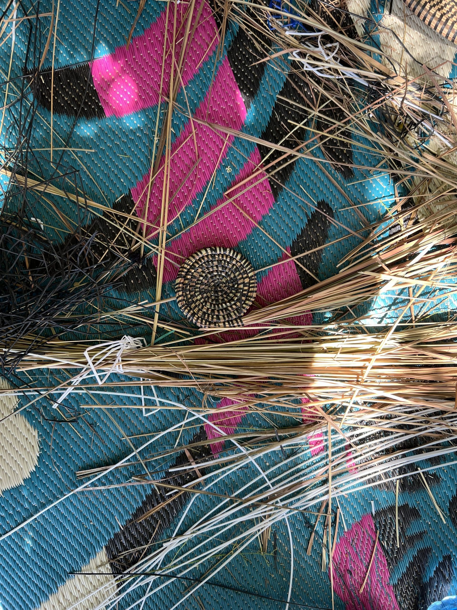 Detail van de vlechtmaterialen en het traditionele vlechtwerk van Senegalese manden