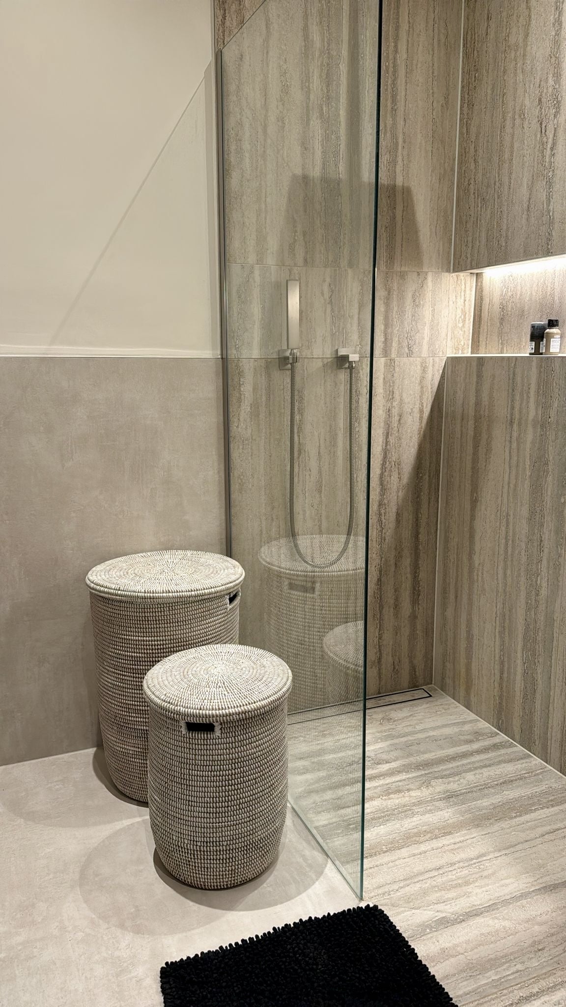 Rieten wasmand in een moderne badkamer met natuurlijke kleuren
