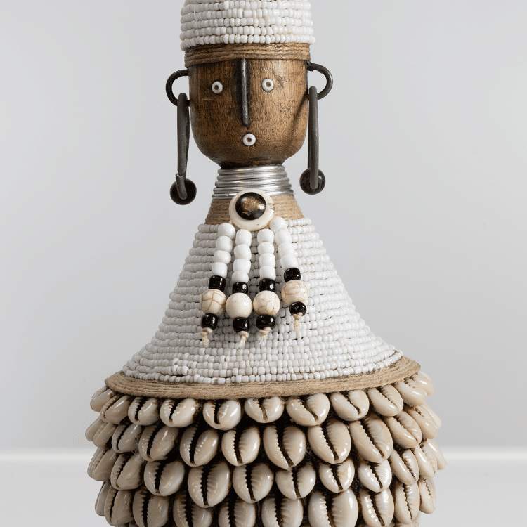 Namji Doll Zuri White met witte kralen en naturel schelpen